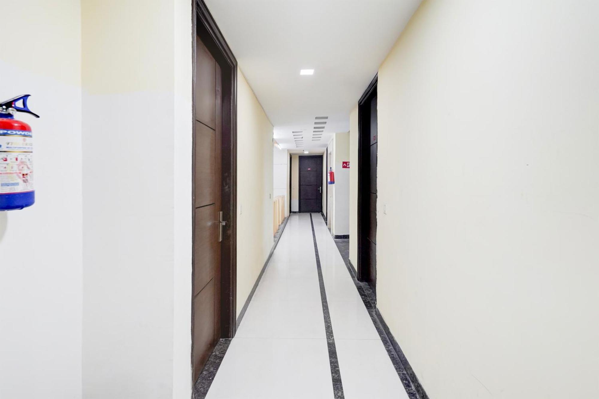Super Townhouse Sector 51 Noida Near Metro Station Hotel ภายนอก รูปภาพ