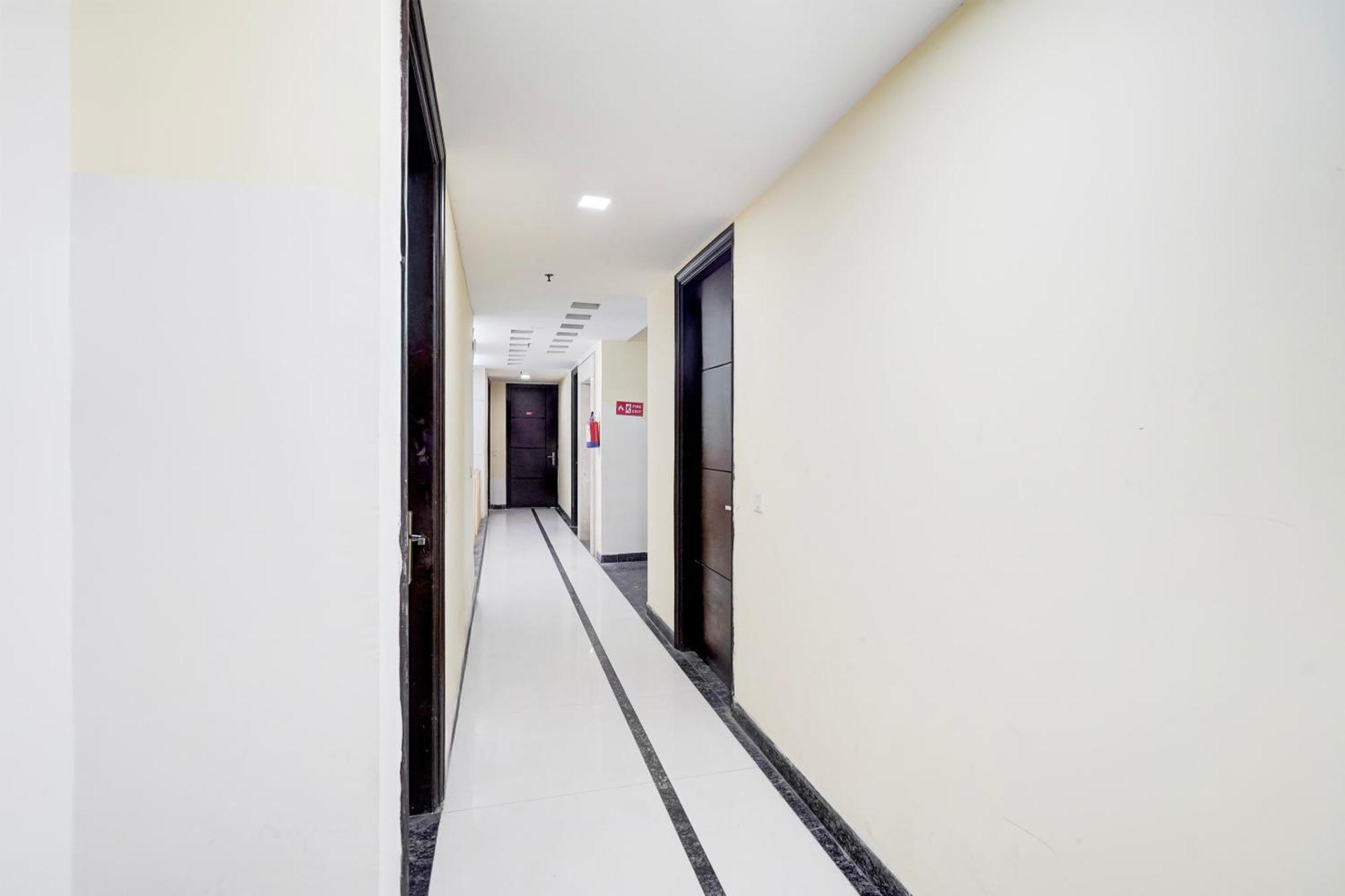 Super Townhouse Sector 51 Noida Near Metro Station Hotel ภายนอก รูปภาพ
