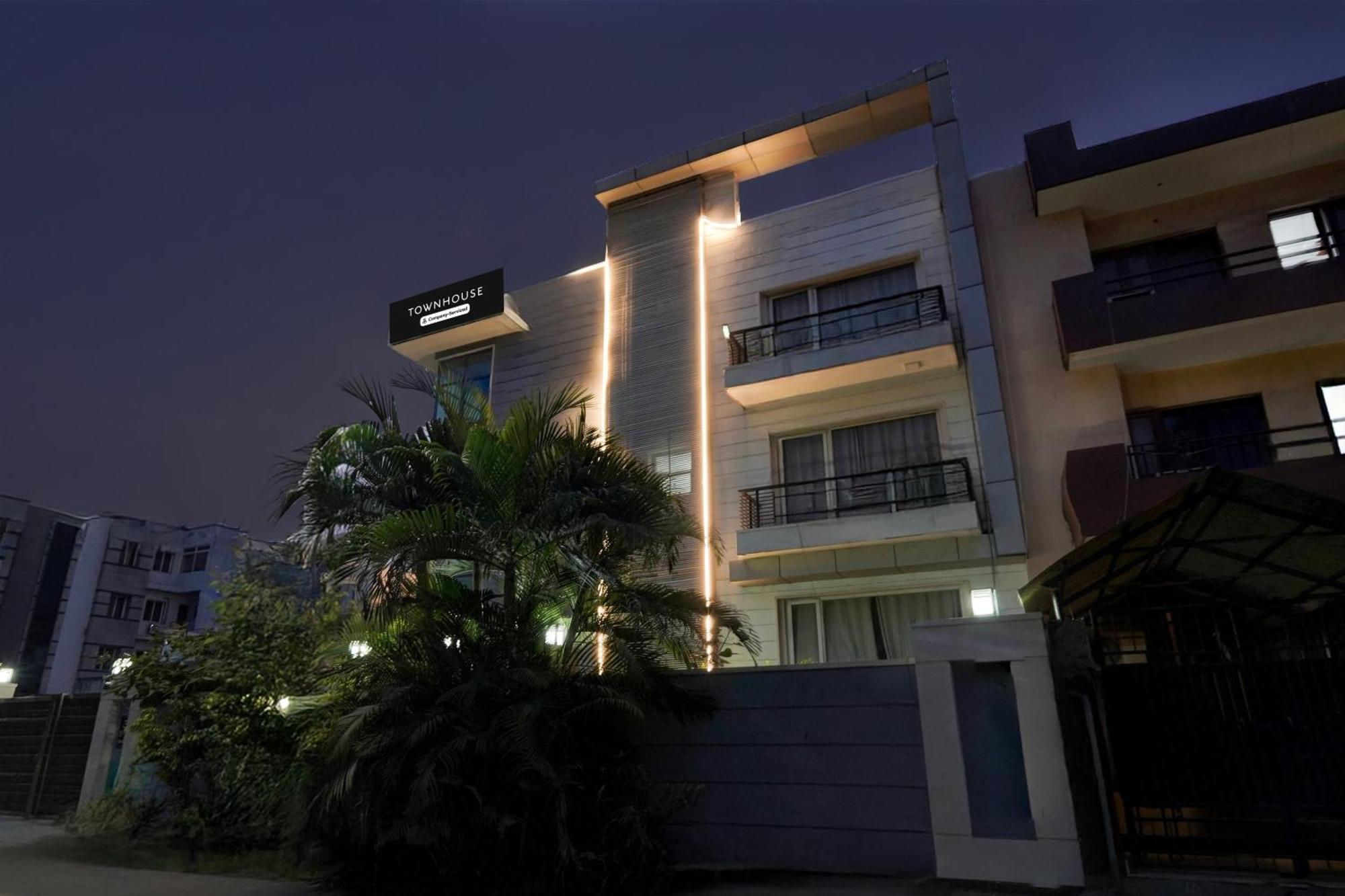 Super Townhouse Sector 51 Noida Near Metro Station Hotel ภายนอก รูปภาพ