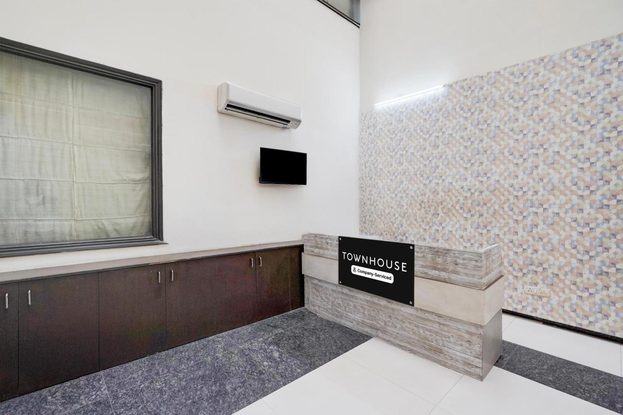 Super Townhouse Sector 51 Noida Near Metro Station Hotel ภายนอก รูปภาพ